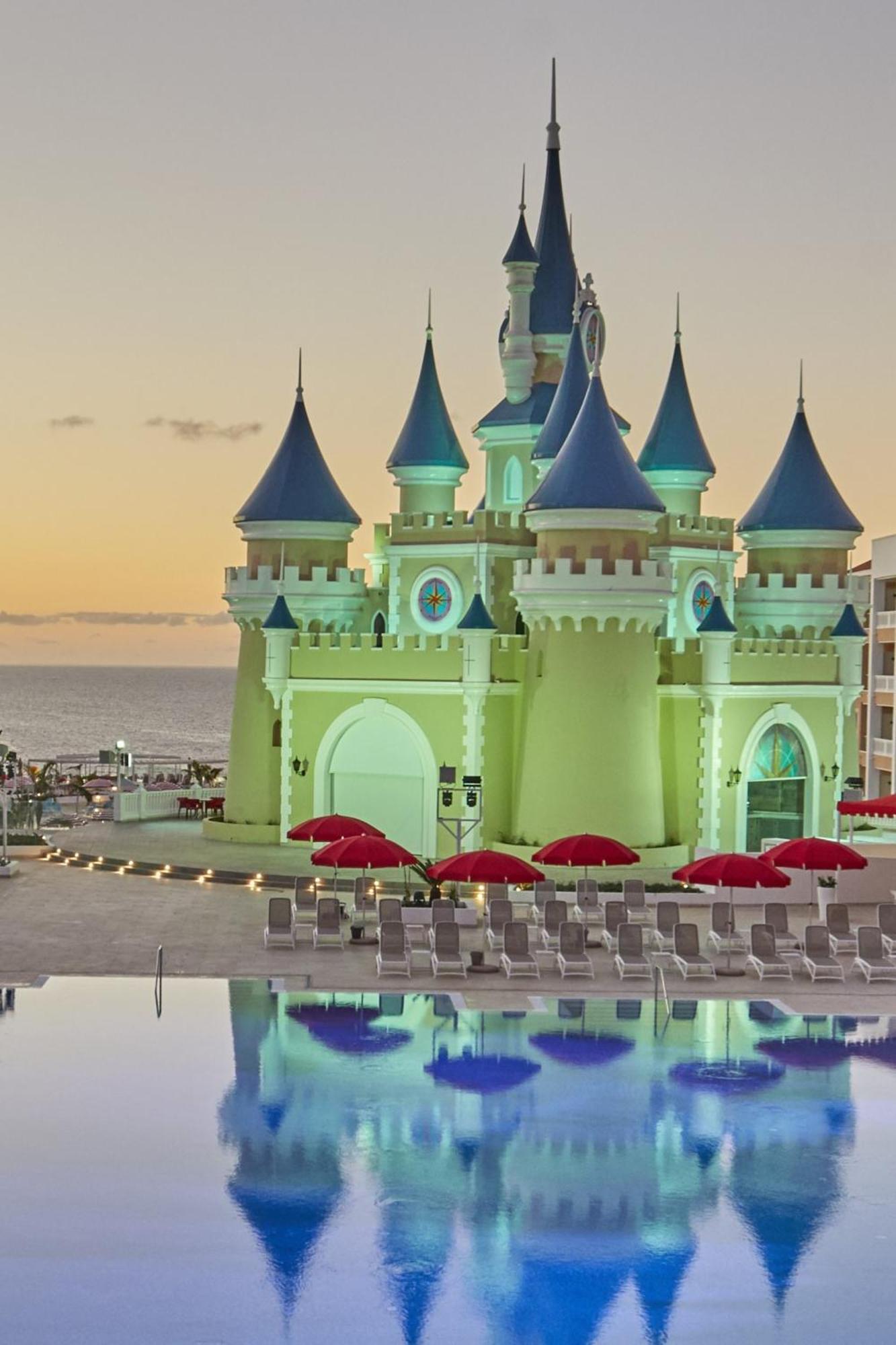 Bahia Principe Fantasia Tenerife San Miguel de Abona Dış mekan fotoğraf The Land of Legends Theme Park